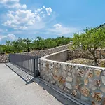 Gorgeous In Veliki Nyaraló *