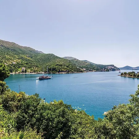 Front In Veliki Tatil Evi *